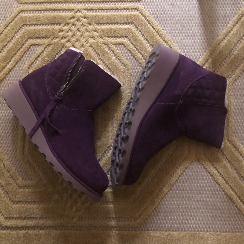 Mint condition BearPaw purple booties size 7